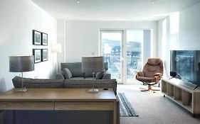 Elegant And Bright Seaside Apt In Swansea Marina